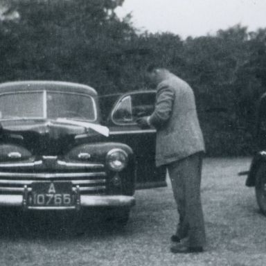 Kenteken: A 10766; Jan Furda tijdens een trip naar Denemarken in 1950 met de Ford van zijn vader F.J.G. Furda, foto: W. G. de Jonge