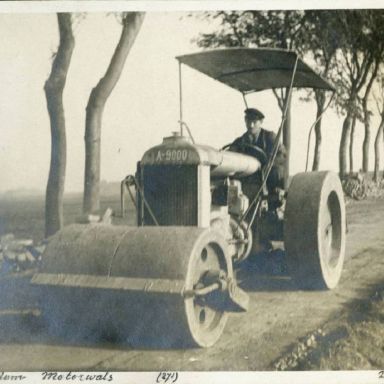Kenteken: A 9000; Wegaanleg Bedum 11-05-1925. Foto uit fotoalbum Prov. Waterstaat (2544-3226)