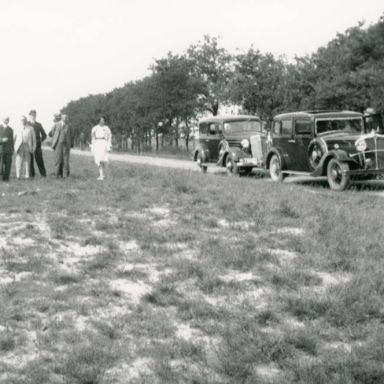 Kenteken: A 3975; Inspectie van een fietsroute vermoedelijk nabij Assen, foto: Drents Museum (DM22030)