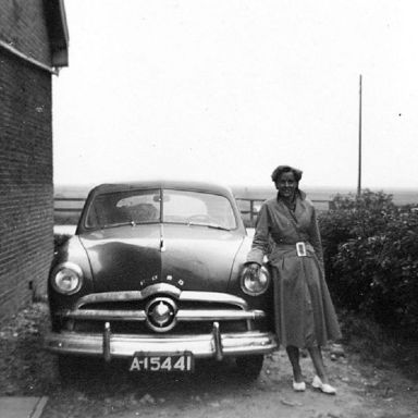 Kenteken: A 15441; Mevrouw Meijer naast de Ford, 1956, foto: picasaweb