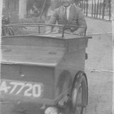 Kenteken: A 7720; Niesco Hakkenes  op de motorbakfiets, ca. 1950, foto: Streekhistorisch Centrum Stadskanaal