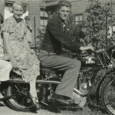 Kenteken: A 20721; Johan Schot, Janna en Riek Werkman op de Ariël, 1935 (2138-7716)