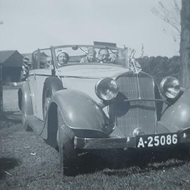 Kenteken: A 25086; Mercedes 290 met de familie Vredevoogd, ca. 1950, foto: A. Vredevoogd