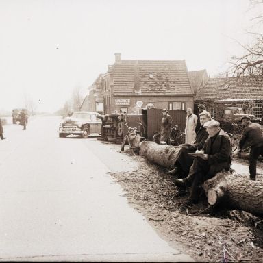 Kenteken: A 4150; Ongeluk met de Chevrolet, Staphorst, 06-05-1954, foto: collectie Drents Archief (DA2050824); Fotograaf: Klaas van Buiten