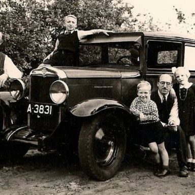 Kenteken: A 3831; Chevrolet, ca. 1937, v.l.n.r. Jan Beks, Geert Beks,  Johannes Beks, Jaques Gerbers en Harmanna Beks, foto: K. Mus