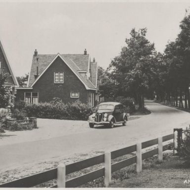 Kenteken: A 23788; Ford Deluxe, Emmen, Angelsloërdijk, ca. 1936, foto: collectie Drents Museum (DM0210010601)