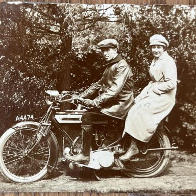Kenteken: A 4474; Ferdinand Herman Kramer op zijn Saroléa motor, ca. 1922, foto: J. E. Kramer