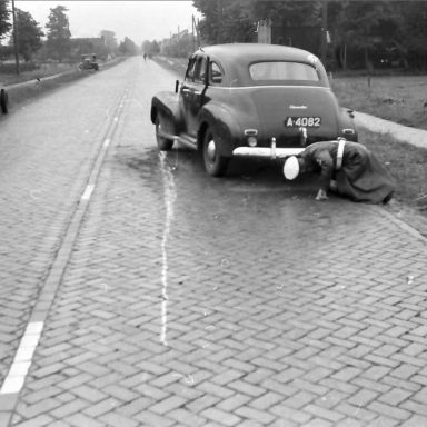 Kenteken: A 4082; Ongeval Chevrolet, Groningerstraat bij Peelo, 25-07-1951 foto: L. Huizinga