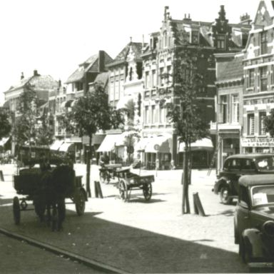 Kenteken: A 30446; DKW, Vismarkt Groningen, ca. 1939, foto: S. Jordan