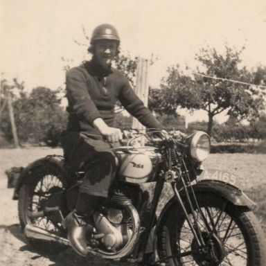 Kenteken: A 4165; BSA met onbekend persoon, foto: C. Luring
