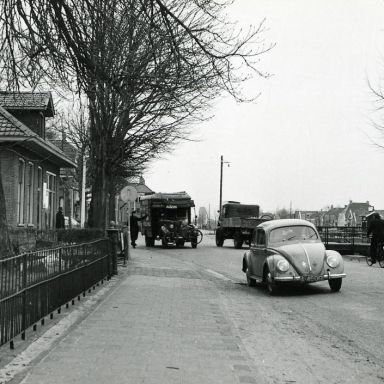 Kenteken: A 17206; De vrachtauto van Panneman (links) bij de Buinersluis te Stadskanaal. foto: F. Wijbenga