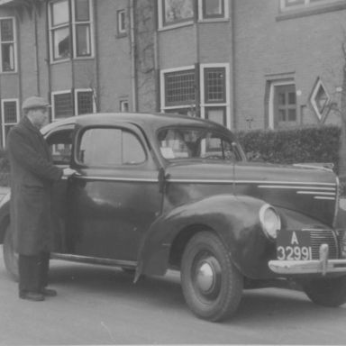 Kenteken: A 32991; Onbekende man naast de Willys dienstauto van de Gemeente Groningen, 1946 (2437-5329)