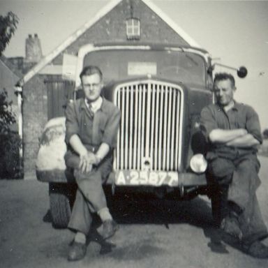 Kenteken: A 25877; Opel Blitz, Sauwerd, Singelweg, links Jan Deemter, rechts Hendrikus Nieboer, ca. 1948, foto: Historische Kring Ubbega (RV56); Fotograaf: R. van der Veen