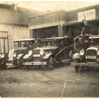 Kenteken: A 6860; Renault, Garage de Wit aan de Kielsterstraat, links Johannes de Wit, rechts Hermannus de Wit, foto: collectie Gemeentearchief Hoogezand-Sappemeer (D08639)