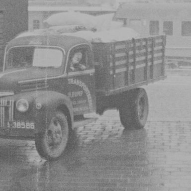 Kenteken: A 38586; Ford, foto: still uit de film "Bedrijfsfilm Puddingfabriek A.J. Polak", ca. 1948, coll. GrA (2209-26950)