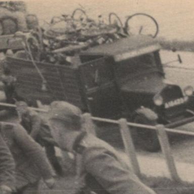 Kenteken: A 16423; De vrachtwagen bij Kornwerderzand nadat deze op 10 mei 1940 door het Radfahr-Abteilung 1 werd geconfisqueerd, foto: T. Groenewold
