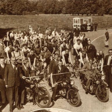 Kenteken: A 24703; De motor bij de vaardigheidsrit van wielersportvereniging "Paterswolde en Omstreken", foto: Het Noorden in Woord en Beeld, 16-08-1935