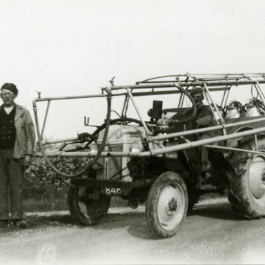 Kenteken: A 46848; Jan Derk Giesolf naast de Ford Dearborn met een melkraam, foto: C.H. van Hoorn