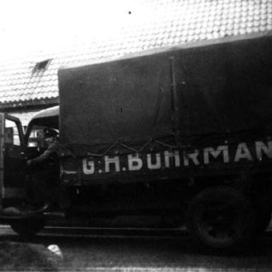 Kenteken: A 31652; Jan Gans, werkzaam als chauffeur voor Bührmanns papierhandel, ca. 1954, foto: R. Gans
