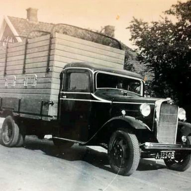 Kenteken: A 12508; De Morris Commercial van Mijnhardt, foto: J. Smits