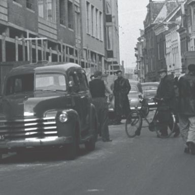 Kenteken: A 43745; Chevrolet, Groningen, Stoeldraaiersstraat, 1955, foto: uitnede 2248-6754.jpg; Fotograaf: Fotobedrijf Piet Boonstra
