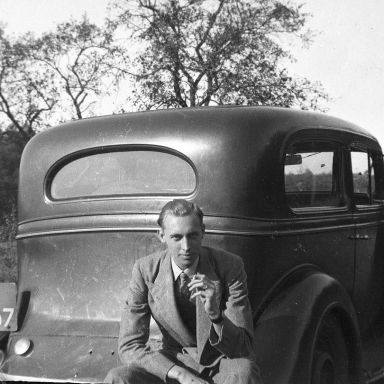 Kenteken: A 6157; Op de bumper van de Chevrolet dhr. Reenders, medewerker bij Edzo Venema N.V. ca. 1948, foto: F. Reenders