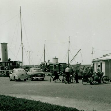 Kenteken: A 16445; Ford bij de veersteiger in Harlingen begin jaren '50; Fotograaf: Fries Fotoarchief 41685
