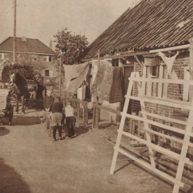 Kenteken: A 26703; Molenweg in Beerta, foto: "Het Noorden in Woord en Beeld" 17-12-1937
