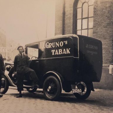 Kenteken: A 20280; Chauffeur en monteur A.M. van der Dong bij de bestelwagen van Gruno, foto: M van der Dong