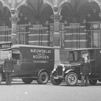 Kenteken: A 3091; Graham Brothers truck voor het Hoofdstation ca. 1935, foto: Persfotobureau D. van der Veen (3054_002633_0201)