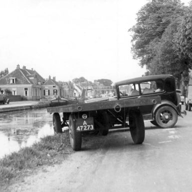 Kenteken: A 47273; Aanrijding aan de Hoofdstraat, Hoogezand, 31-05-1952, foto: <a href='http://tinyurl.com/45r8d5ym' target='_blank'>Historisch Archief Midden-Groningen</a>