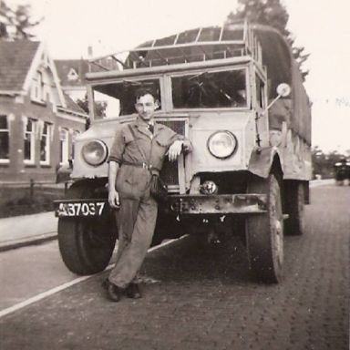 Kenteken: A 37037; Ford dumptruck met chauffeur Kobus Errenda 1952, foto: K. Eitens