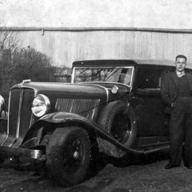 Kenteken: A 28770; Joh. F. Koopmans naast zijn Auburn,  foto: R. Koopmans