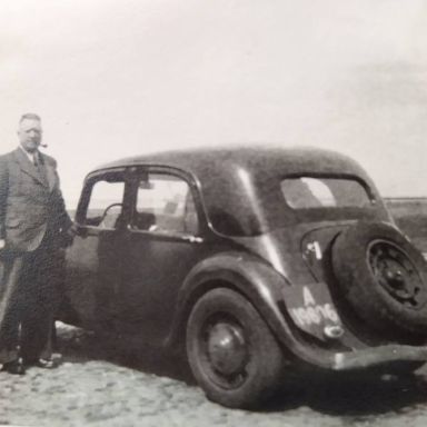 Kenteken: A 19806; Onbekende persoon naast de Citroën Traction Avant, foto: R. M van Wijk
