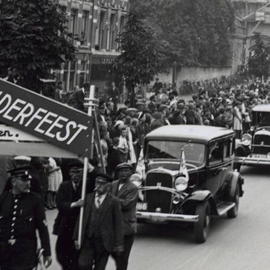 Kenteken: A 7205; Groningen, Gedempte Zuiderdiep, Studebaker Six in de stoet auto's tijdens Vakantie-Kinderfeest der openbare scholen, 23-07-1931, foto: uitsnede 2138-3001.jpg