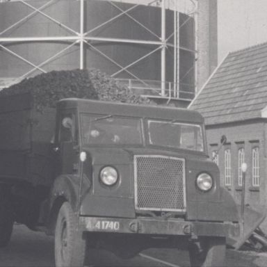 Kenteken: A 41740; Chevrolet, Gasbedrijf Stadskanaal 1955, foto: still uit de film "Kanaalstreek 1955", G. Molenaar, A.C.F.O., 1955, coll. GrA (2209-1730)