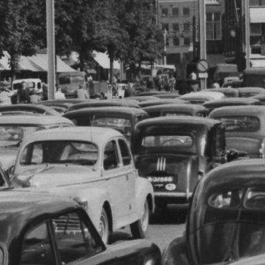 Kenteken: A 37566; Citroën Traction Avant, Groningen, Vismarkt ca. 1954, foto: uitsnede 1785-30416.jpg