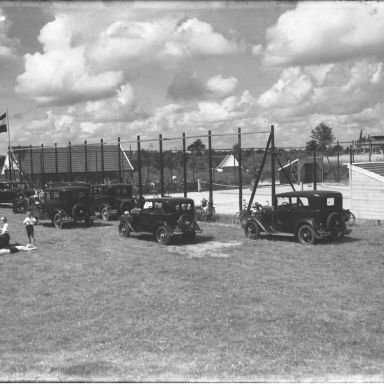 Kenteken: A 21670; Badgasten en auto's bij natuurbad Tynaarlo aan de Zandlist te Tynaarlo, ca. 1935, foto: Collectie Drents Museum (DM35052109); Fotograaf: Lever