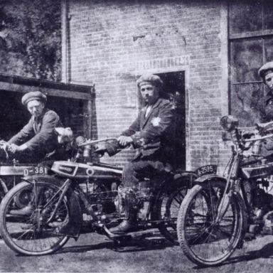 Kenteken: A 2595; V.l.n.r. H-18544, D-381 en A-2595 O.K. Junior motor, ca.1920, foto: Clubmededelingen nr. 710, mei 2023, Veteraan Motoren Club