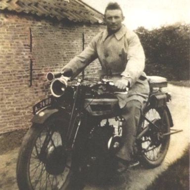 Kenteken: A 7600; Douglas, foto: Clubmededelingen nr. 648, maart 2018, Veteraan Motoren Club