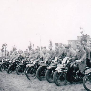 Kenteken: A 27273; Motorendag vliegveld Gilze-Rijen, 31-08-1939, foto uit "11 april 1939-1940 - 1 jaar mobilisatie - het Oranjeboek eener vliegtuiggroep" via J. Jolie 