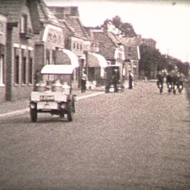 Kenteken: A 25446; Motorbakfiets, foto: still uit de film "Zuidwending", Eltjo Huizinga, 1938, coll GrA (2209-AV7576)