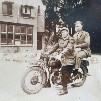 Kenteken: A 13266; Jakob Vogel met onbekende passagier, foto: J. Vogel