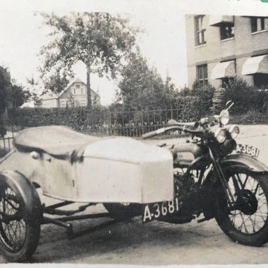 Kenteken: A 3681; Harley Davidson, ca. 1926, foto: Garage Blaauw, Midwolda