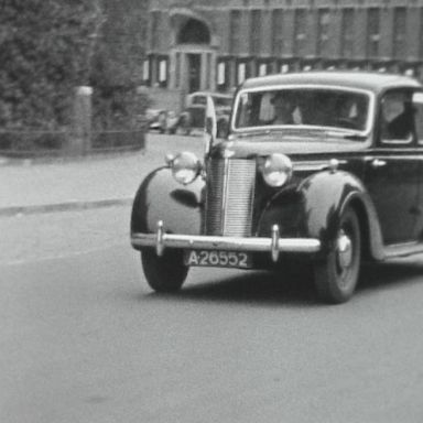 Kenteken: A 26552; Austin Twelve, Martinikerkhof, Groningen, foto: still uit de film "De Commerciële Club Groningen" J. Thie, 1949 coll. GrA (2209-AV0535)