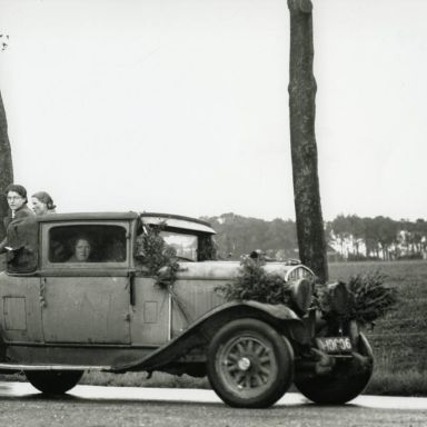 Kenteken: A 10006; Mensingeweer, versierde personenauto tijdens feestelijke optocht tgv 40 jarig regeringsjubileum van koningin Wilhelmina , 1938 (2138-1895)