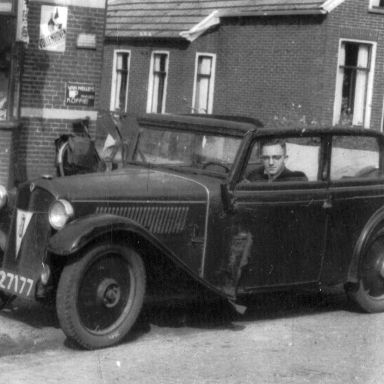 Kenteken: A 27177; Achter het stuur van de DKW zit Emko Vogelzang uit Boerakker, foto: Stichting Historisch Boerakker en Lucaswolde, SHBL-F0786.jpg