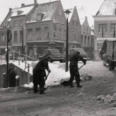 Kenteken: A 47637; Opel Kadett,  Sneeuwruimen op de Brol, Leeuwarden 1955, foto: Historisch Centrum Leeuwarden (BDO0341)