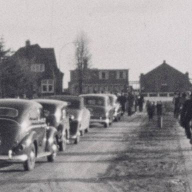 Kenteken: A 49282; Ford Taunus, foto: still uit de film "Installatie Burgemeester Stolk, herdenking Hendrik Wester", 1952, coll GrA (2209-AV26575)