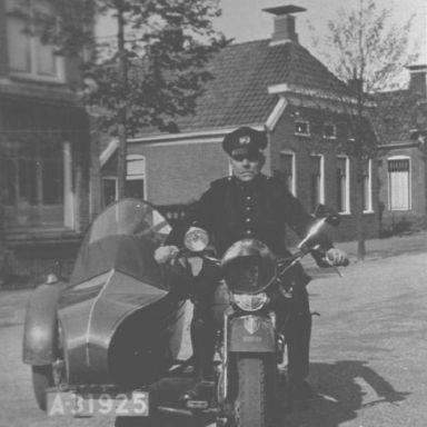 Kenteken: A 31925; Nieuwelaan (later Jacob Bruggemalaan) Veendam, agent A. Jansen op de Harley Davidson, foto: collectie Veenkoloniaal Museum (vm Po 53)